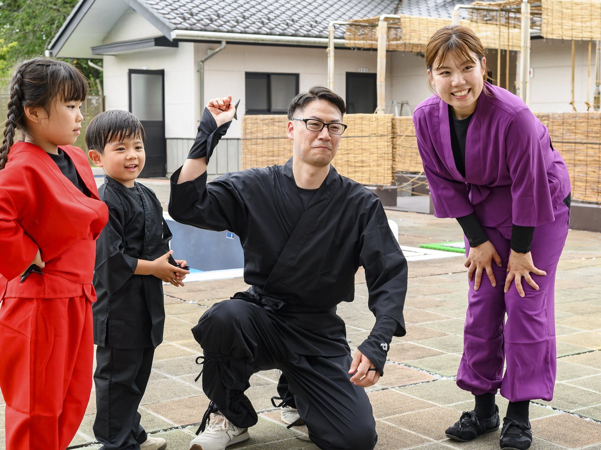 忍術修行で手裏剣に挑戦する様子