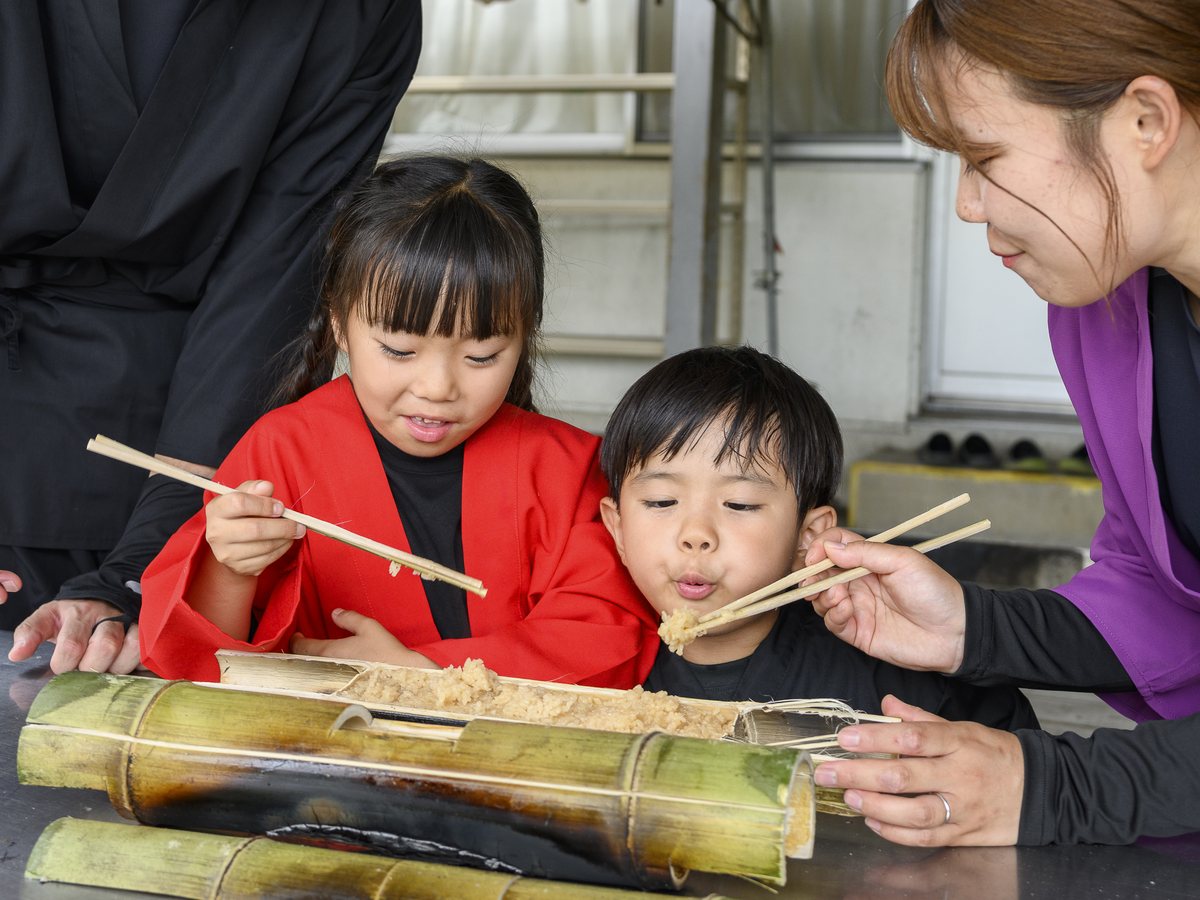 竹ご飯作りを体験する家族