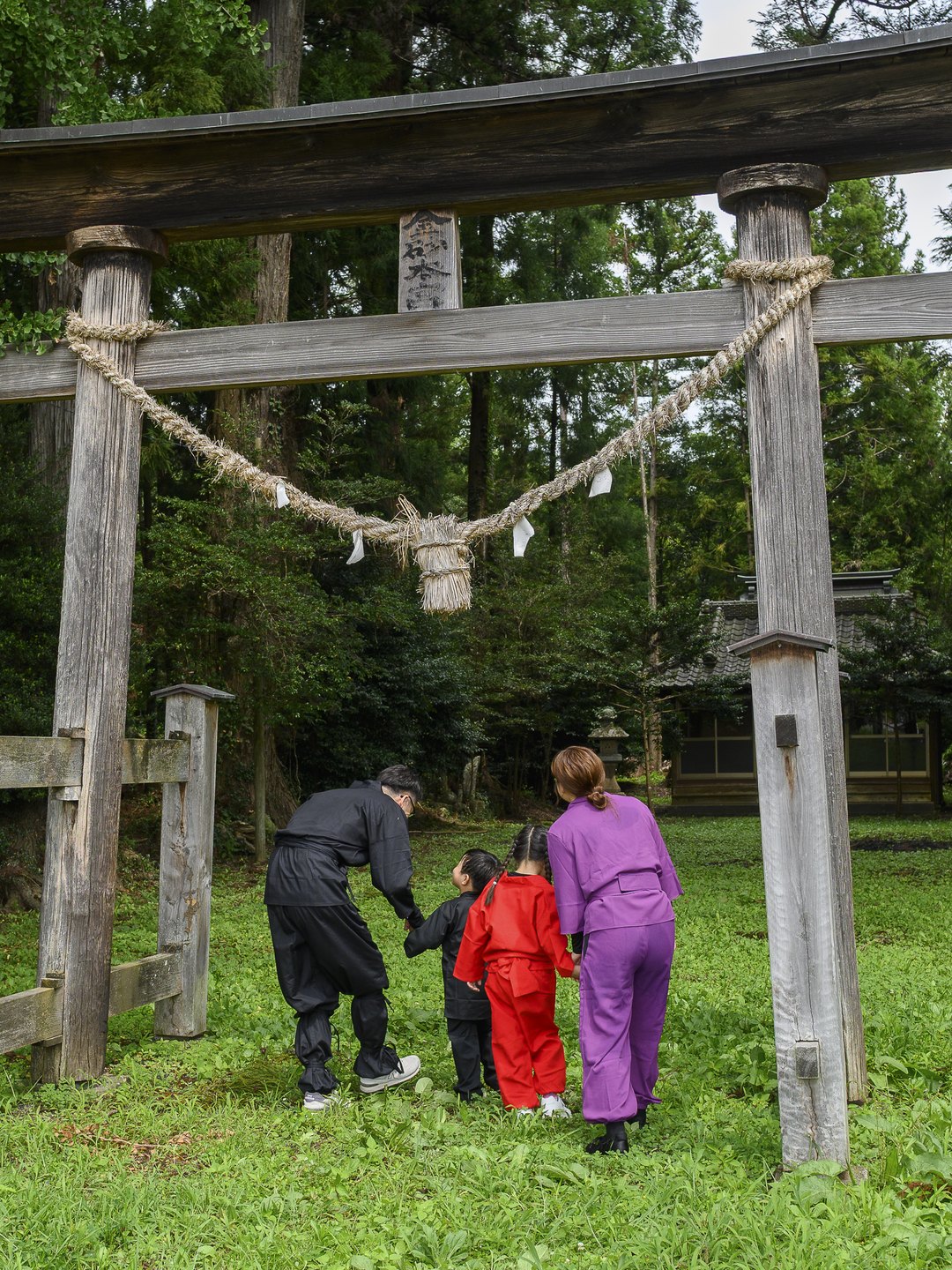 里山の神社を訪れる忍者修行の様子